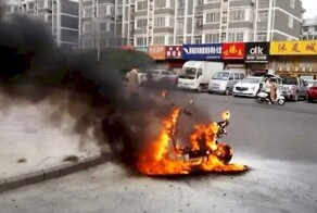 Скутер сгорел на глазах у владельца