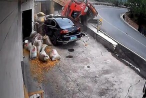 Грузовик не довёз кукурузу и перевернулся во дворе частного владения