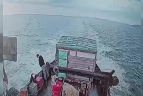 Мужчина выпал за борт движущегося судна, справляя нужду