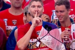 Хоккеист Бобровский вышел на чемпионский парад клуба "Флориды" с российским флагом