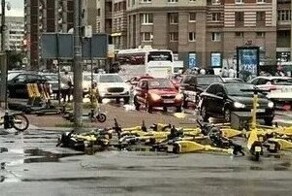 Питер накрыл сильнейший ураган — по улицам опасно передвигаться
