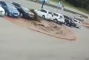В Барнауле припаркованный Jeep Cherokee провалился в яму с кипятком