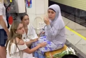 В московском метро женщина напала с ножом на пассажирку в хиджабе