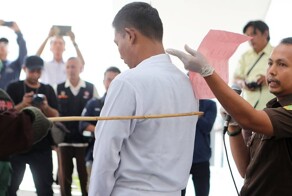 42 удара для провинившихся: публичная порка нарушителей законов шариата