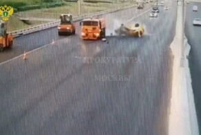 В Москве такси перевернулось после столкновения с грузовым автомобилем