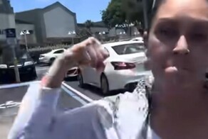 Женщина напала на ютубера после того, как он снял ее на видео