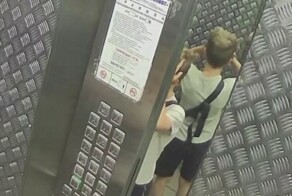 Шалость не удалась: в Краснодаре 7-летний мальчик пописал на кнопки в лифте и застрял