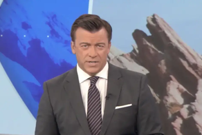 "Гетеросексуальный и белый мужчина": американский экс-ведущий новостной программы подал в суд на телекомпанию из-за причины увольнения