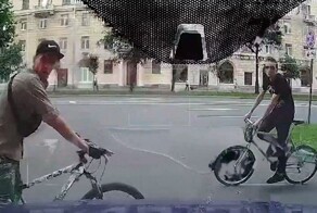 В Санкт-Петербурге два велосипедиста не поделили дорогу с автомобилистом