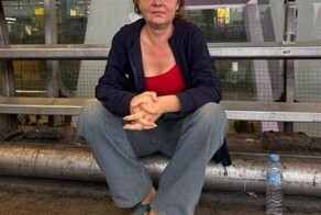 Спит на лавке, просит милостыню: экс-полицейская из Краснодара живёт в аэропорту Бангкока