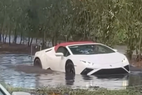 Непогода заставила: суперкар Lamborghini форсировал водную преграду