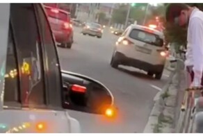 Пьяный выпускник упал в собственную мочу, когда справлял нужду на дорогу