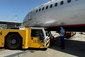 В аэропорту Казани Boeing 737 врезался в буксир
