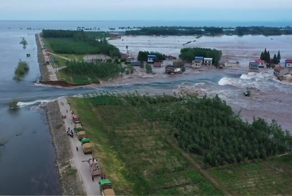 Затопление грузовиков не помогло устранить прорыв дамбы в Китае