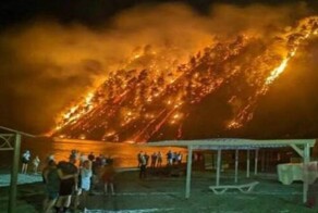 В Туапсинском районе до сих пор не могут потушить лесной пожар, виновниками которого могли быть туристы