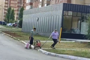 На Урале родители вышли на прогулку с ребёнком в клетке
