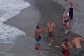 В Крыму два туриста избили спасателя, который помешал им лезть в воду во время шторма