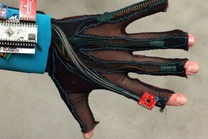 Перчатки переводят язык жестов в речь