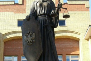 Скульптура о силе закона оказалась незаконной