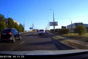 Очень интересный стиль вождения и манёвр велосипедиста