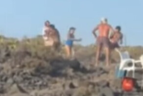 Вооруженные камнями мужчины устроили потасовку на пляже