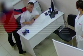 «Так бы любой нормальный мужчина поступил»: родственники одобрили поведение мигранта, избившего врача, который осмотрел его жену в хиджабе
