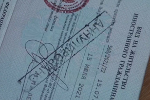 "Интересно будет, снимай!": из РФ депортируют семью подростка, заплевавшего и ударившего в Барнауле русского юношу