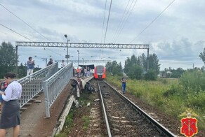 Столкновение поезда с легковым автомобилем под Гатчиной попало на видео