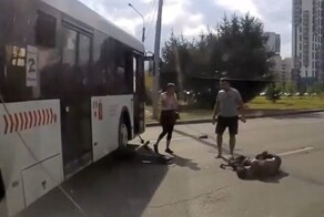 Столкнулся с автобусом и начал биться в конвульсиях