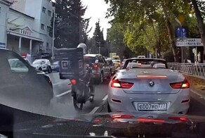 Открыл дверь и подбил мотоциклиста