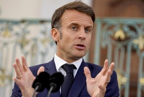 Макрон отказался плавать в Сене