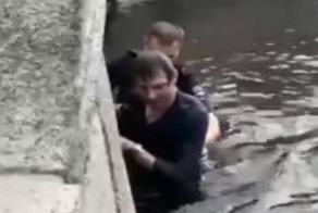 В Питере полицейский спас мужчину, который едва не утонул, доставая из реки телефон