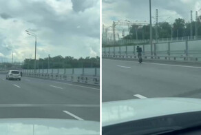 Парень на моноколесе летит со скоростью 100 км/ч, уткнувшись в телефон