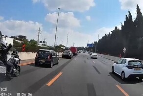 Полицейский показал палец и сам-себя наказал