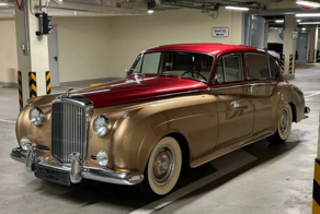 Автомобиль Bentley S2 1962 года, принадлежащий принцессе Дубая, выставлен на продажу в Москве