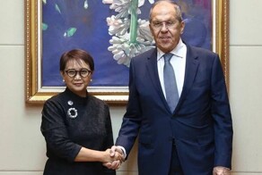 Глава МИД Индонезии попросила Лаврова подарить ей брошь, как у Марии Захаровой