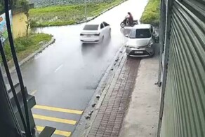 Очень жёсткое столкновение мотоциклиста с автомобилем