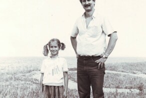 Тяжелое детство - деревянные игрушки прибитые к полу