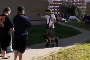 «Не подходи, я в голову стрельну»: в Питере задержали неадекватного собачника, угрожавшего прохожим пистолетом