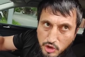 «Сегодня он так сделал, завтра все они начнут так выражаться»: в Госдуме предложили выгнать из России оскорбившего пассажирку таксиста