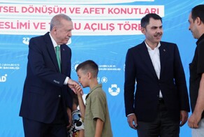 Эрдоган дал пощечину маленькому мальчику, который отказался целовать ему руку