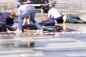 Момент удара молнии в прохожих в подмосковном парке попал на видео
