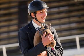 «Это развивает физические навыки и дает интеллектуальную нагрузку»: Федерация конного спорта РФ заступилась за подростков, скачущих на палках