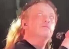 «Что это было?»: экс-фронтмен «Агаты Кристи» смутил зрителей на концерте в Красноярске