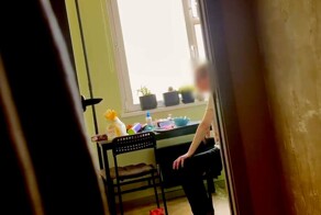 «Поела мюсли, покаталась на самокате»: москвичи не закрыли дверь в квартиру и наутро нашли на кухне незнакомку