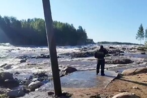 Несколько человек пропало без вести после прорыва дамбы в Карелии