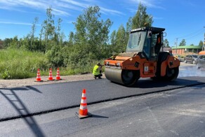 В Санкт-Петербурге уложили "клубничный" асфальт