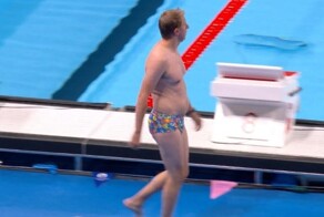 Мужчина в ярких плавках ради шапочки ворвался на женский заплыв Олимпиады