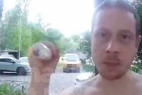 Очень пьяный мужчина  вылил необоснованную агрессию на домофон
