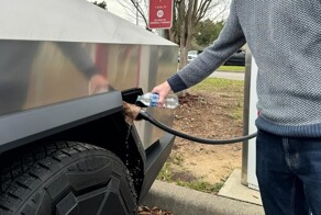Tesla просит не мочить провода на зарядных станциях